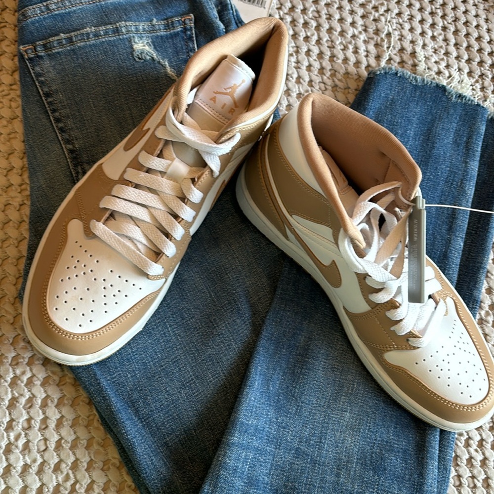 Nike Air Jordan 1 Mid 'Tan Gum'